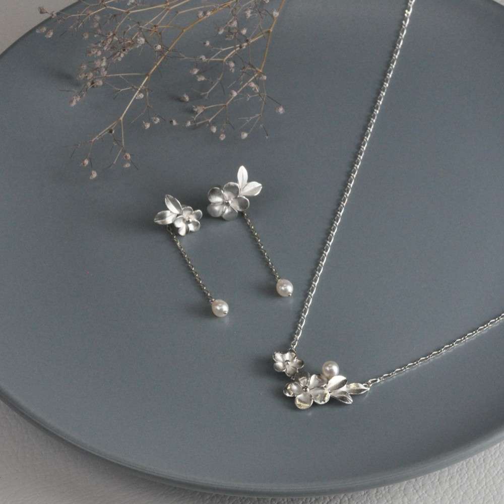 白い花とつぼみ　SV925 ネックレス　6月誕生石 パール