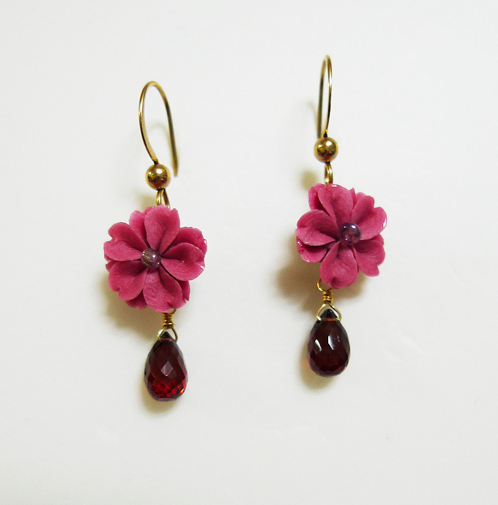 ◆ K14GF　八重桜（紅色）とガーネットのピアス