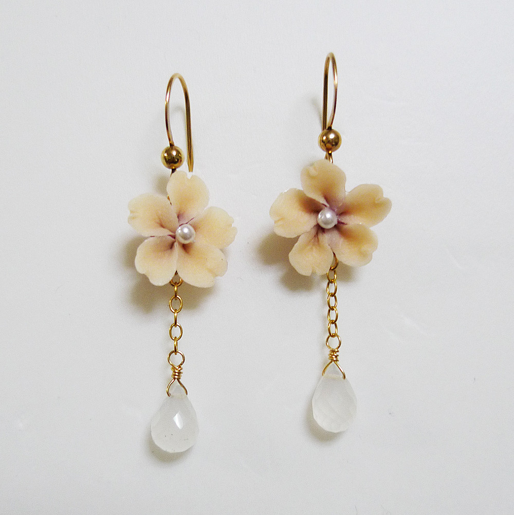 ◆ K14GF　枝垂桜とミルキークォーツのピアス