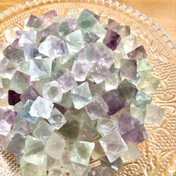 天然石 フローライト(蛍石) 20g(12〜14粒) MIXカラー8面体の結晶詰合せ 1枚目の画像