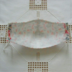 リバティ社タナローン使用　立体マスク　Cherry Drop　チェリードロップ　さくらんぼ柄 2枚目の画像