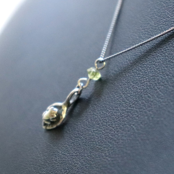 葉っぱにちょこんと載った、カエルのネックレス【Silver925製】【ペリドット】 1枚目の画像