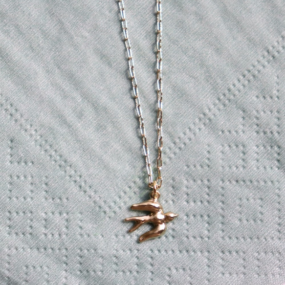 幸福を願うツバメのネックレス【真鍮製】 1枚目の画像
