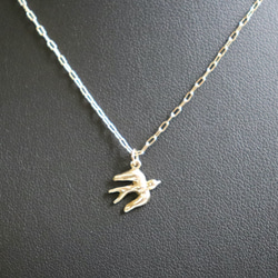 幸福を願うツバメのネックレス【真鍮製】 4枚目の画像