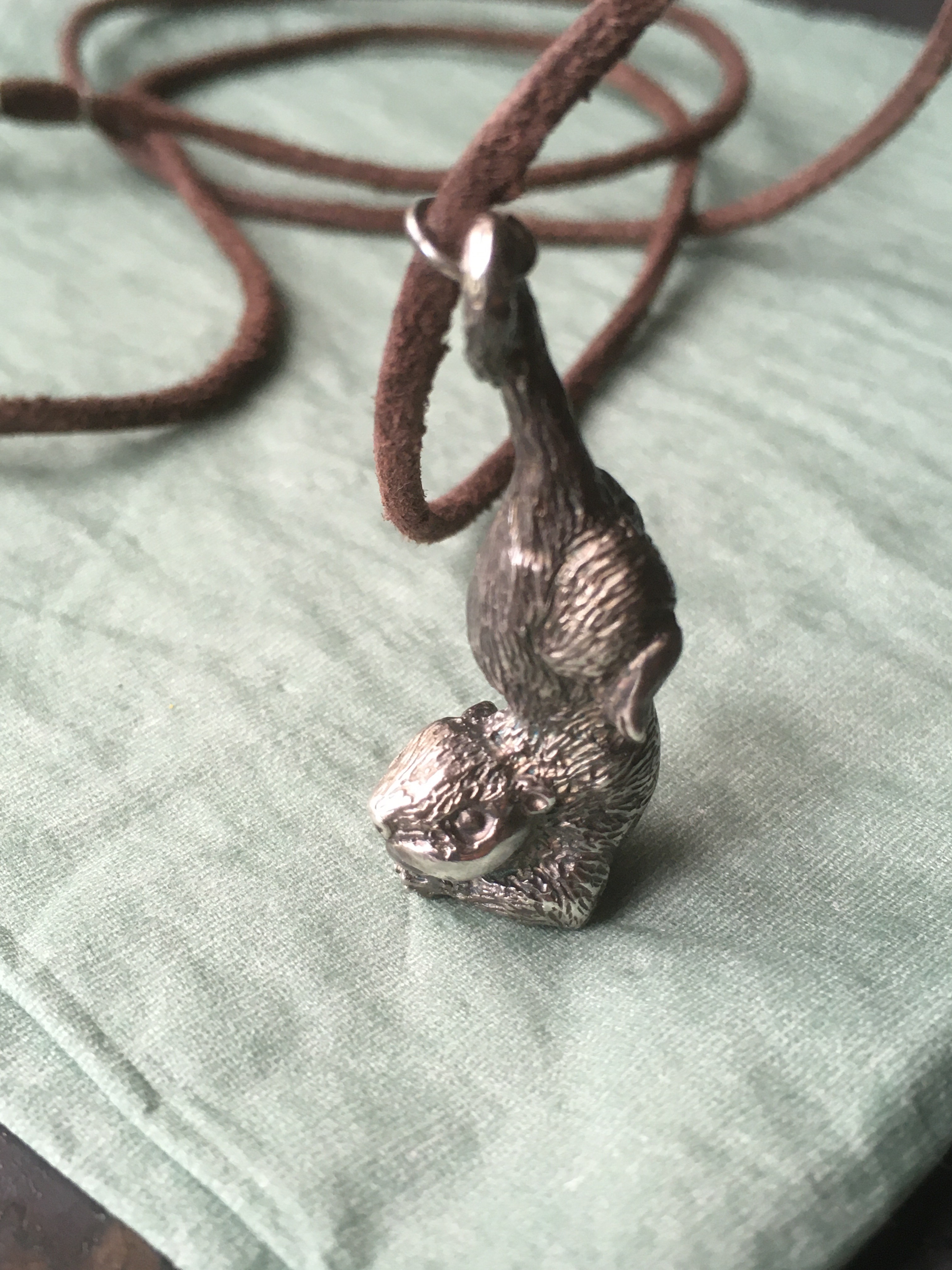 さかさおねだりポーズのカワウソペンダント【Silver925製】