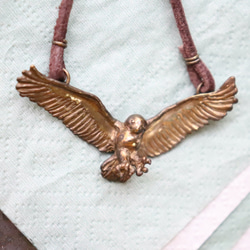 羽ばたくシロフクロウのペンダント【真鍮製】 5枚目の画像