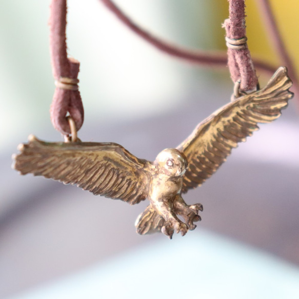 羽ばたくシロフクロウのペンダント【真鍮製】 4枚目の画像