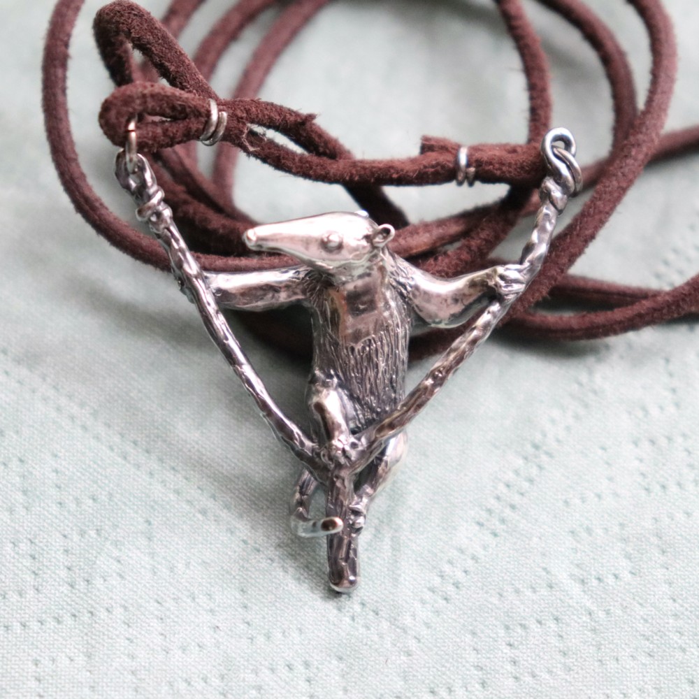 木登り得意げなコアリクイのペンダント【Silver925製】