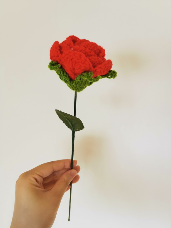 あみぐるみ美しい赤い薔薇　 3枚目の画像