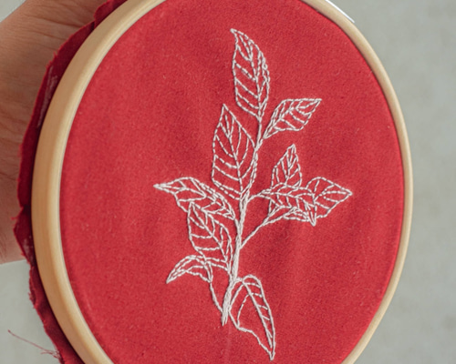 日本画 金色の文字と赤い植物 刺繍画 刺繍アート 道 竹 笹の葉