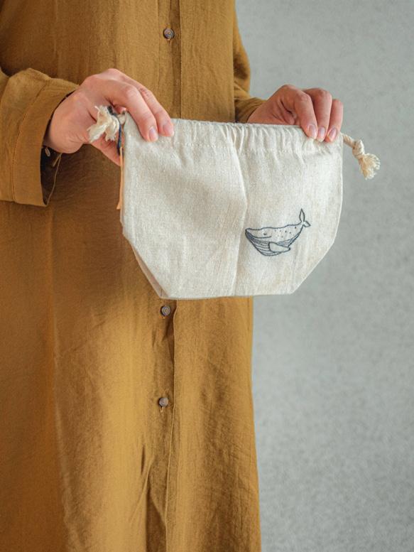 線條鯨魚 藍鯨 手工刺繡便當束口袋 Handmade客製化 晴好物 第2張的照片