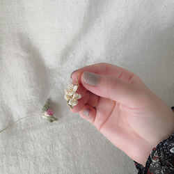 エクリュ◯レース編み花とゴールドリーフの イヤリング・ピアス 7枚目の画像