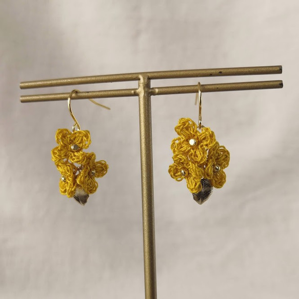 マスタードイエロー◯レース編み花とゴールドリーフの イヤリング・ピアス 5枚目の画像