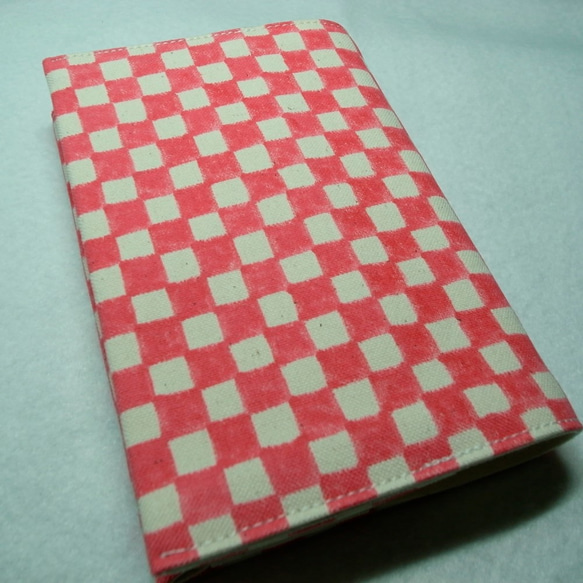 帆布製 市松柄（手書き：ピンク）ブックカバー（文庫本サイズ） 1枚目の画像