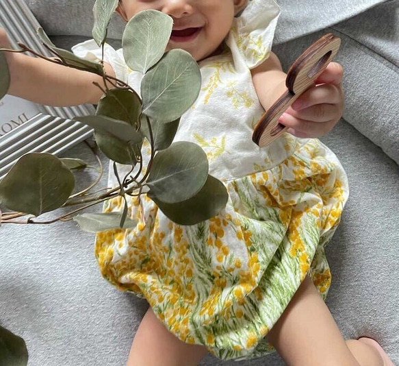 【2026年3月まで】特集掲載/満開のミモザロンパース/セットでヘアバンドもいかがですか？/ミモザ/フリル袖/出産祝い 5枚目の画像