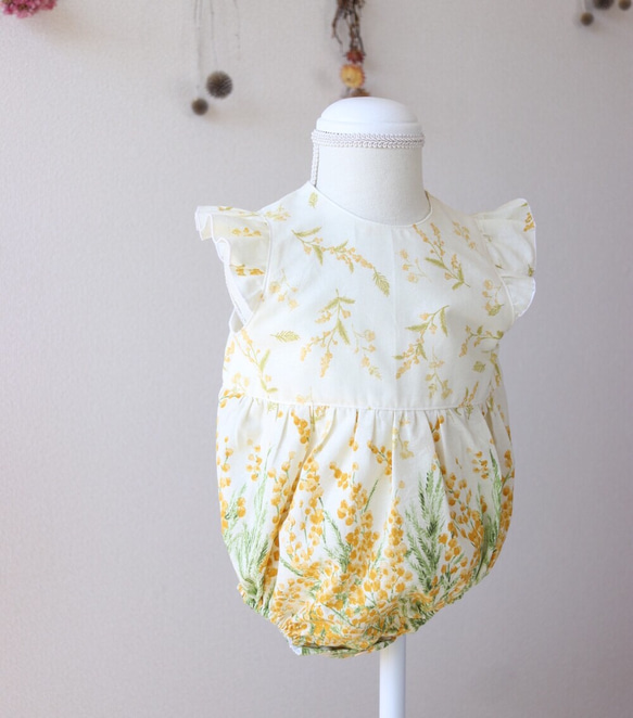 【2026年3月まで】特集掲載/満開のミモザロンパース/セットでヘアバンドもいかがですか？/ミモザ/フリル袖/出産祝い 6枚目の画像