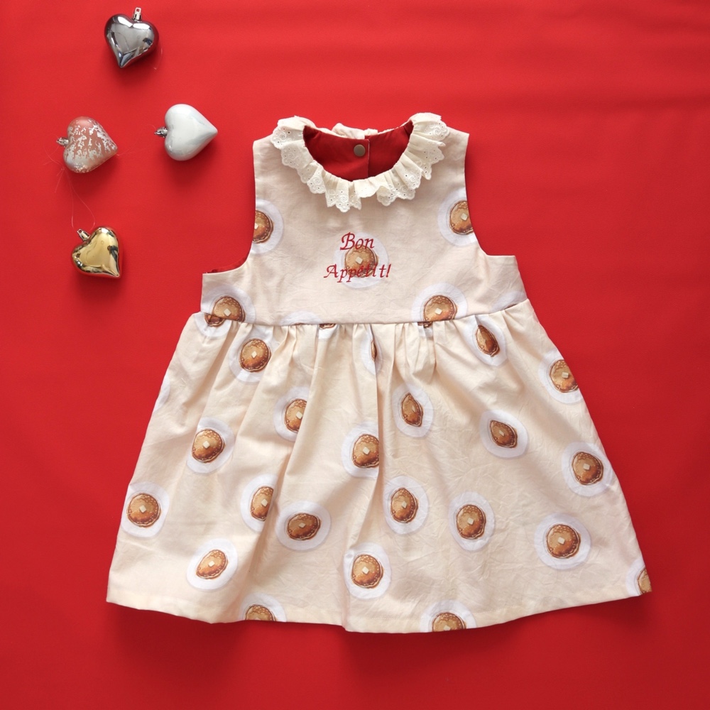 【2026年3月まで】 Kids “Bon Appétit!”の刺繍が可愛い！ノースリーブワンピース/ホットケーキ柄