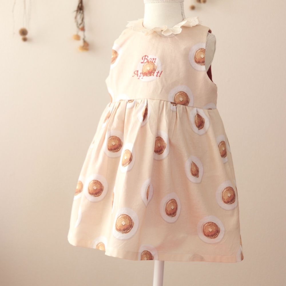 【2026年3月まで】 Kids “Bon Appétit!”の刺繍が可愛い！ノースリーブワンピース/ホットケーキ柄