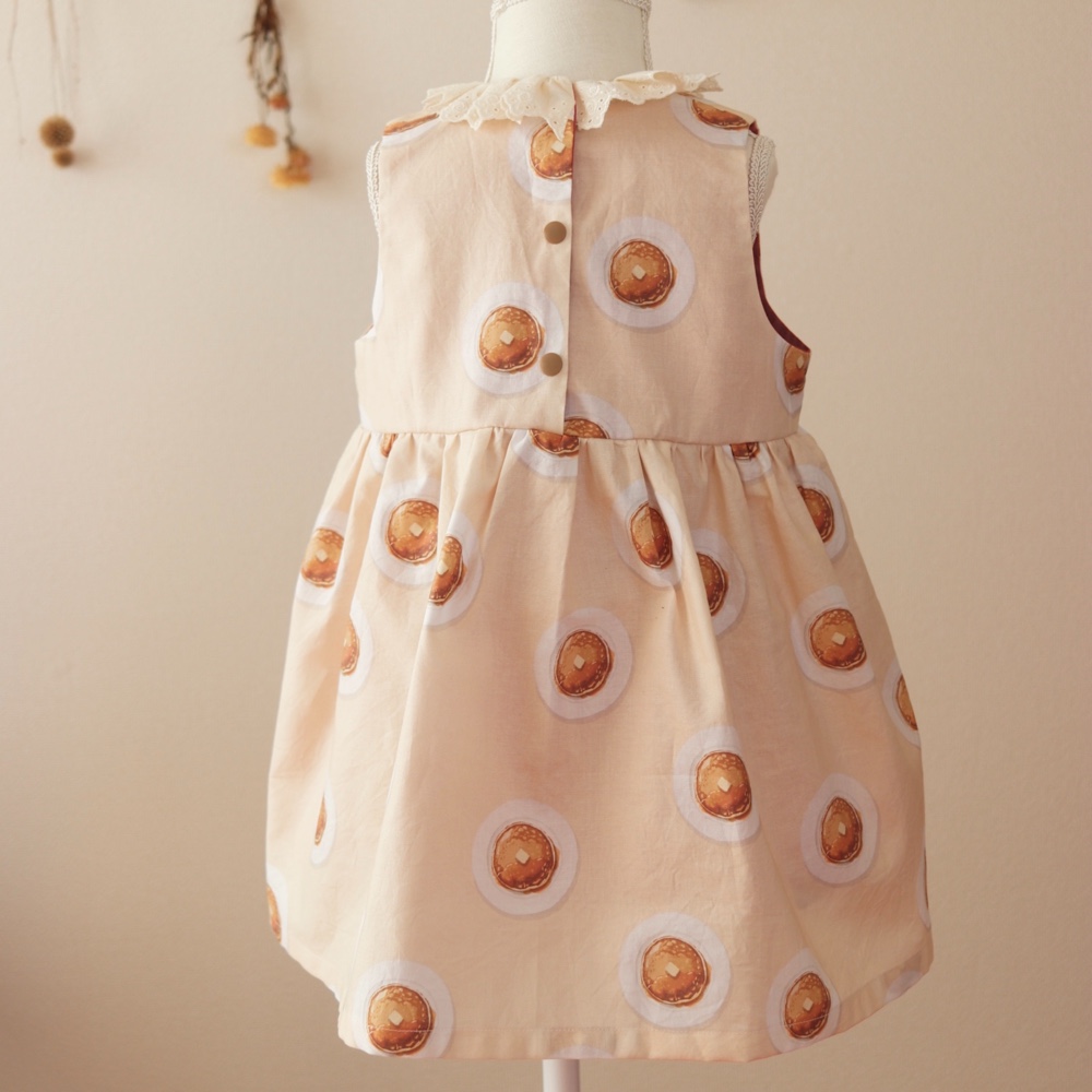 【2026年3月まで】 Kids “Bon Appétit!”の刺繍が可愛い！ノースリーブワンピース/ホットケーキ柄