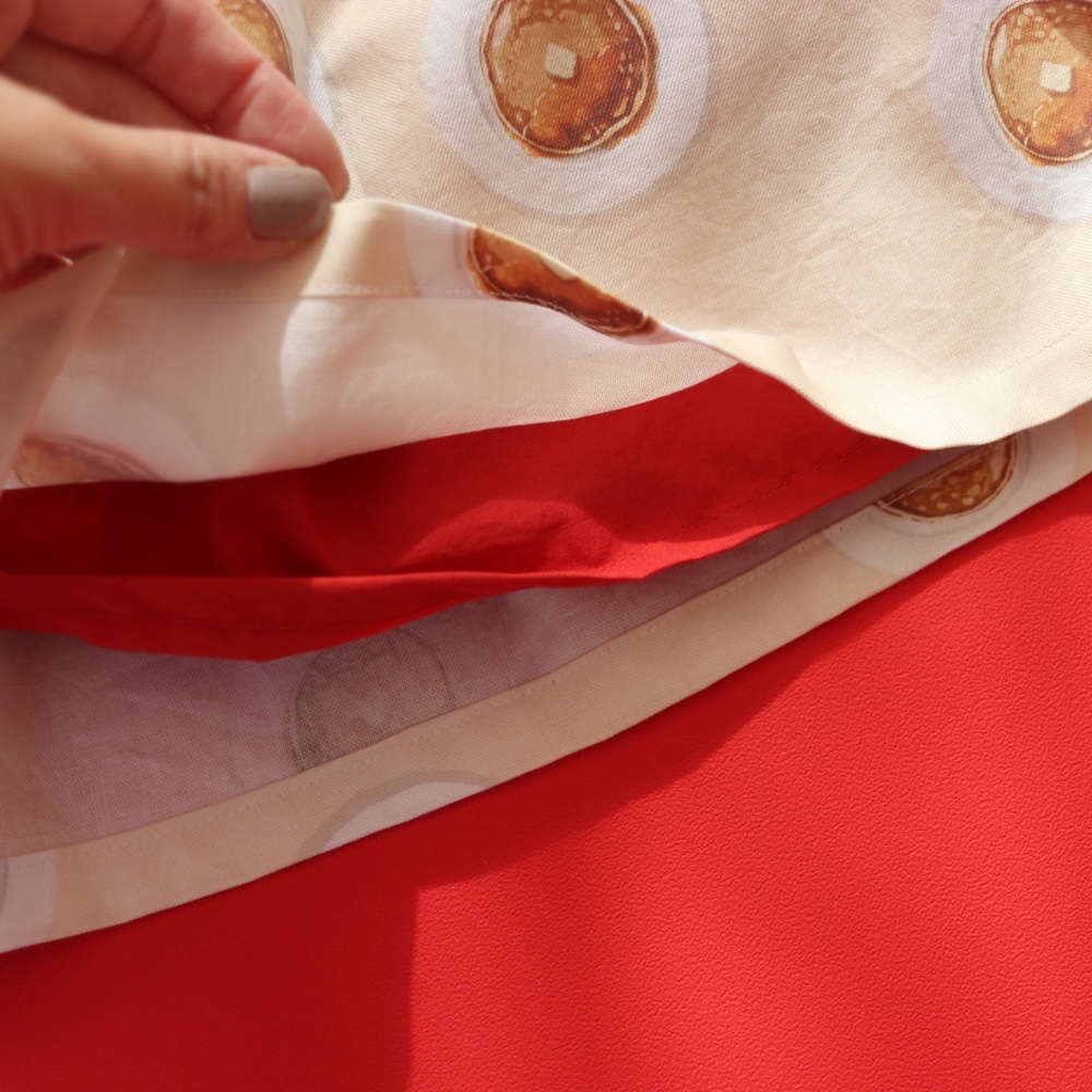 【2026年3月まで】 Kids “Bon Appétit!”の刺繍が可愛い！ノースリーブワンピース/ホットケーキ柄