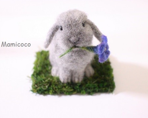 お花くわえたミニうさぎ（ロップイヤー、グレー） 羊毛フェルト