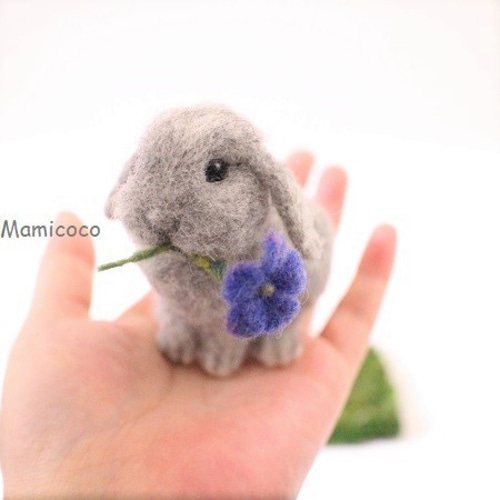 お花くわえたミニうさぎ（ロップイヤー、グレー） 羊毛フェルト