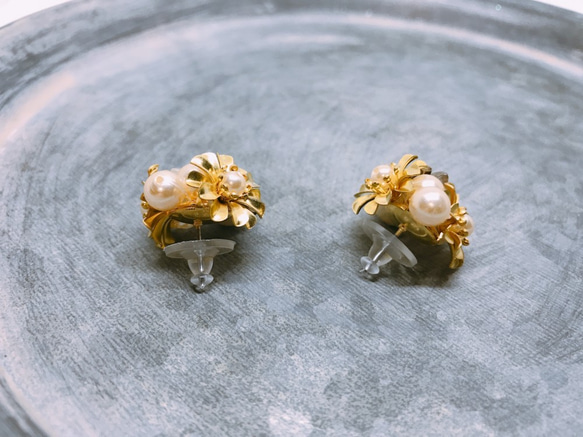 黃銅和棉質珍珠耳環 第3張的照片
