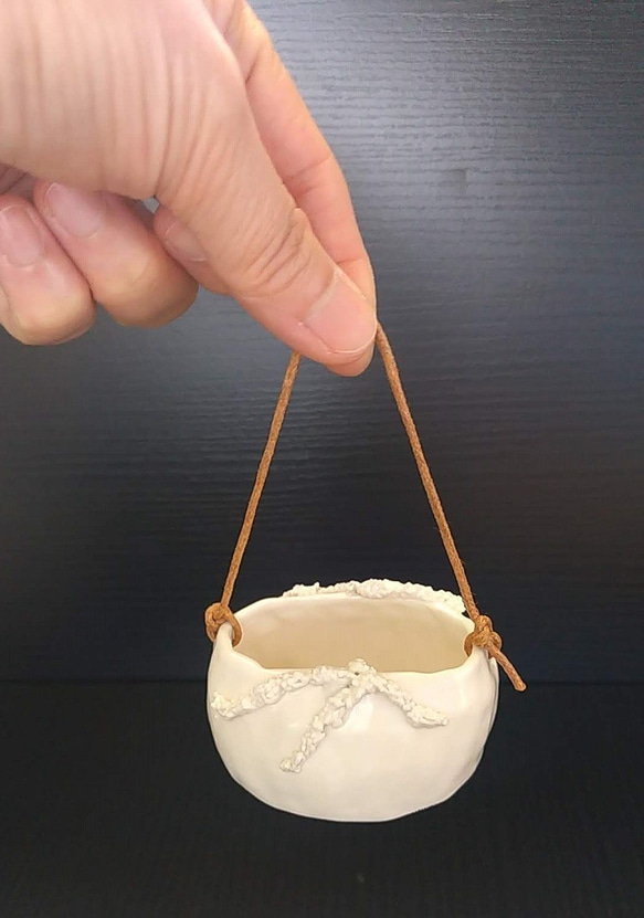 陶の白いミニ花器（小物入れ）【カゴバッグ・ボタニカル①】 2枚目の画像