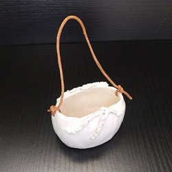 陶の白いミニ花器（小物入れ）【カゴバッグ・ボタニカル①】 3枚目の画像