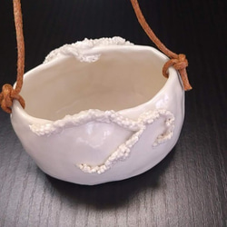 陶の白いミニ花器（小物入れ）【カゴバッグ・ボタニカル①】 4枚目の画像