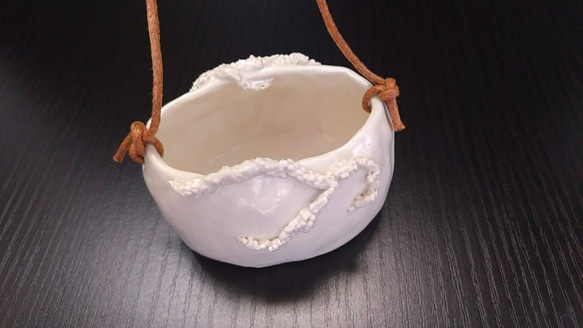 陶の白いミニ花器（小物入れ）【カゴバッグ・ボタニカル①】 4枚目の画像