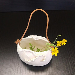 陶の白いミニ花器（小物入れ）【カゴバッグ・ボタニカル①】 1枚目の画像