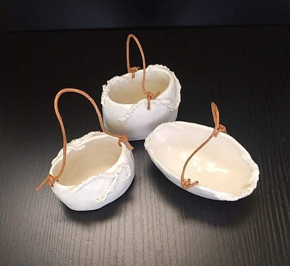 陶の白いミニ花器（小物入れ）【カゴバッグ・ボタニカル①】 5枚目の画像