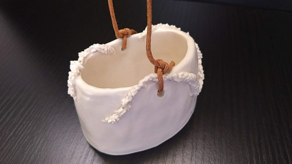陶の白いミニ花器（小物入れ）【カゴバッグ・ボタニカル②】 4枚目の画像