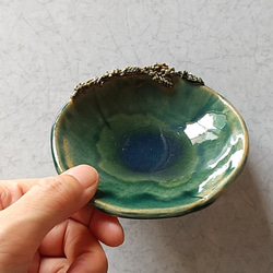 陶の小皿・アクセサリートレー・苔玉入れ【ボタニカル ～玉虫色の世界～ 】 4枚目の画像