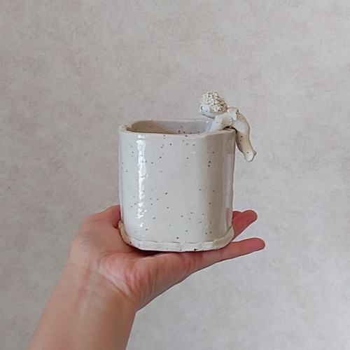 陶のフチ子天使③(ペン立て・カトラリー入れ)【実は高所恐怖症だった