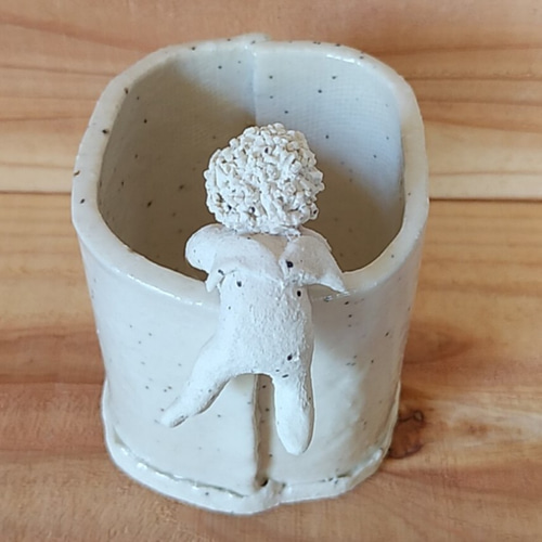 陶のフチ子天使③(ペン立て・カトラリー入れ)【実は高所恐怖症だった