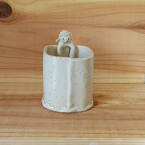 陶のフチ子天使③(ペン立て・カトラリー入れ)【実は高所恐怖症だった