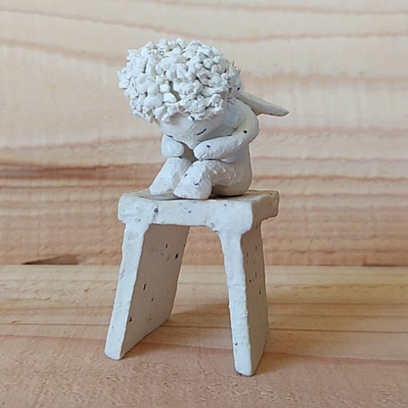 陶の天使【体育座りしたまま寝ちゃったおチビ天使(台付き)】 立体