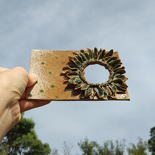 美品　焼物　陶板飾り板　木製土台　壁掛け　雰囲気あるオブジェ　重厚感ある作り 陶のオブジェ・陶板【向日葵の向こう側 ～平和～】 立体・オブジェ