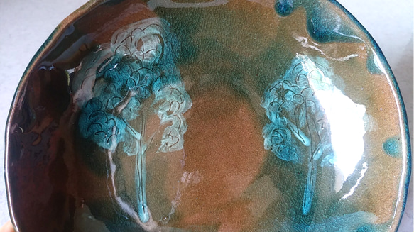 陶の中皿【オーロラの中に佇む白いフワフワの樹】 2枚目の画像