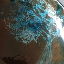 陶の中皿【オーロラの中に佇む白い大樹】 3枚目の画像