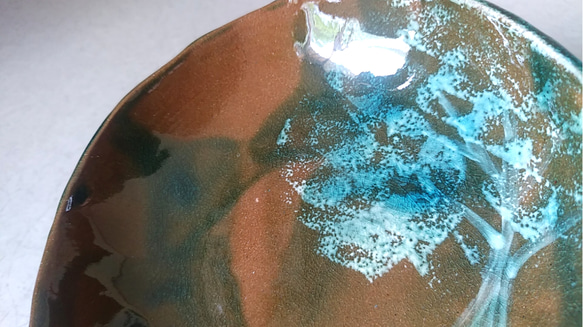 陶の中皿【オーロラの中に佇む白い大樹】 5枚目の画像