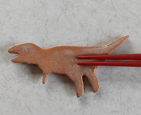 《送料無料》陶の箸置き【表情ありのカワイイ恐竜（赤茶）】 6枚目の画像