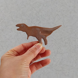 《送料無料》陶の箸置き【表情ありのカワイイ恐竜（赤茶）】 1枚目の画像