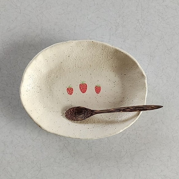 陶の楕円皿・パン皿【山武市のイチゴ】 3枚目の画像