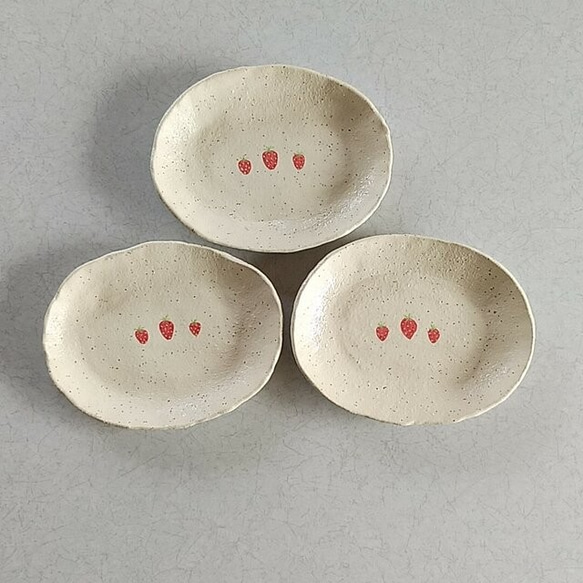陶の楕円皿・パン皿【山武市のイチゴ】 7枚目の画像