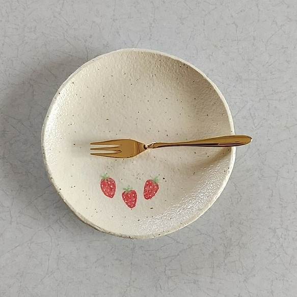 陶の中皿・ケーキ皿【山武市のイチゴ】 3枚目の画像