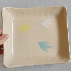 陶のスクエア皿・カレー皿【ペールトーンの三羽の鳥(白・黄色・水色)】 4枚目の画像