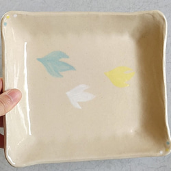 陶のスクエア皿・カレー皿【ペールトーンの三羽の鳥(白・黄色・水色)】 5枚目の画像